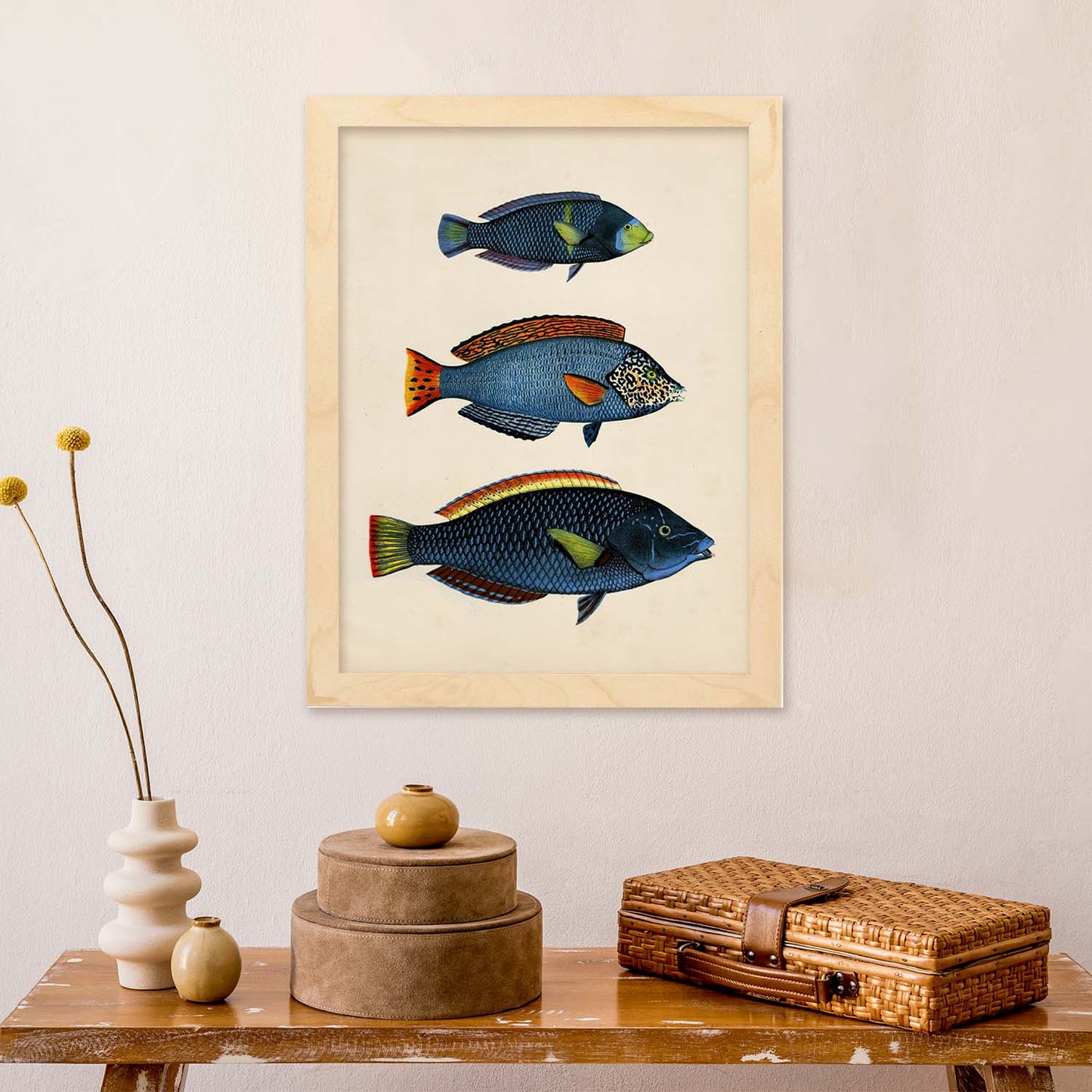 Lámina de tres peces azules, con amarillo, verde y rojo en , fondo papel vintage.-Artwork-Nacnic-Nacnic Estudio SL