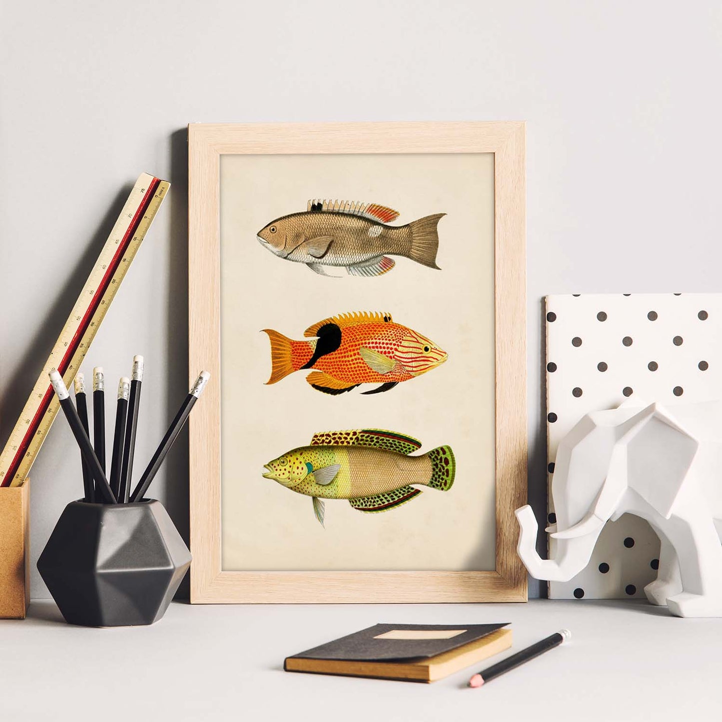 Lámina de tres peces beige, naranja, negro y verde en , fondo papel vintage.-Artwork-Nacnic-Nacnic Estudio SL