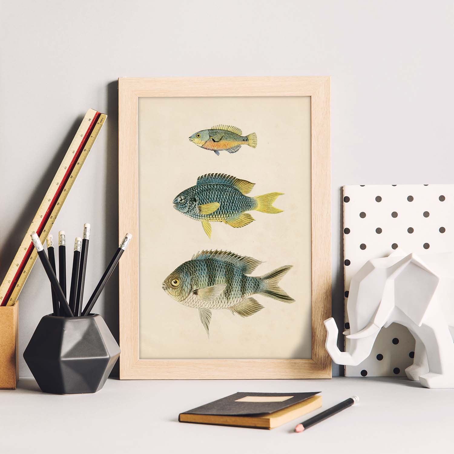 Lámina de tres peces gris, azul, amarillo y naranja en , fondo papel vintage.-Artwork-Nacnic-Nacnic Estudio SL