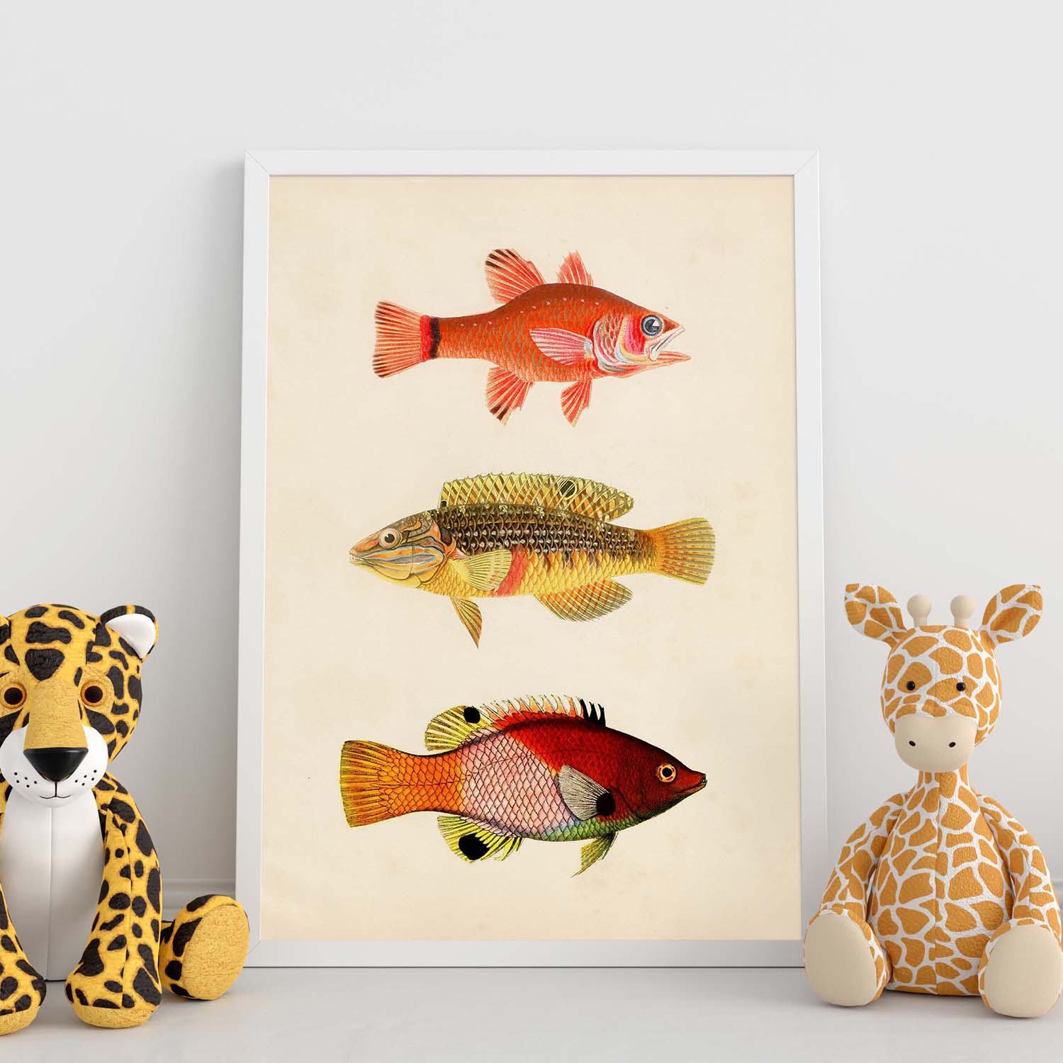 Lámina de tres peces naranja, amarillo, verde y rojo en , fondo papel vintage.-Artwork-Nacnic-Nacnic Estudio SL