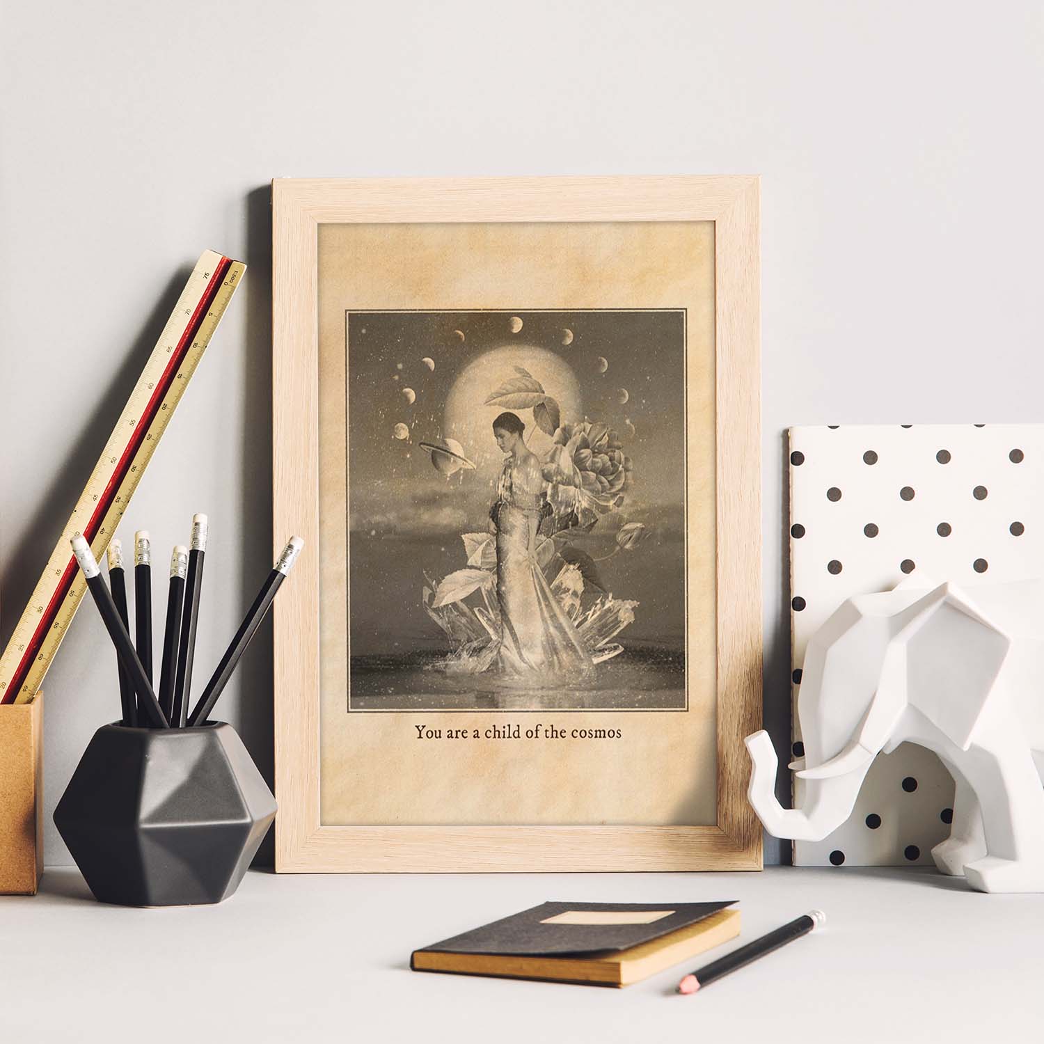 Lámina Hija del cosmos. Pósters con ilustraciones de mujeres místicas y espiritualidad en estilo vintage.-Artwork-Nacnic-Nacnic Estudio SL