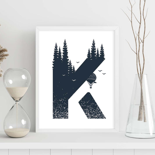 Letra K con bosque, globos y montañas. Naturaleza.Posters de letras con diseño.-Artwork-Nacnic-Nacnic Estudio SL