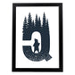 Letra Q con bosque, oso y montañas. Naturaleza.Posters de letras con diseño.-Artwork-Nacnic-A3-Marco Negro-Nacnic Estudio SL