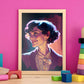 Nacnic Coco Chanel sonriendo Pixar estilo dinámico Drawi. Estampados de arte de pared estético para el diseño de dormitorio o sala de estar.-Artwork-Nacnic-Nacnic Estudio SL