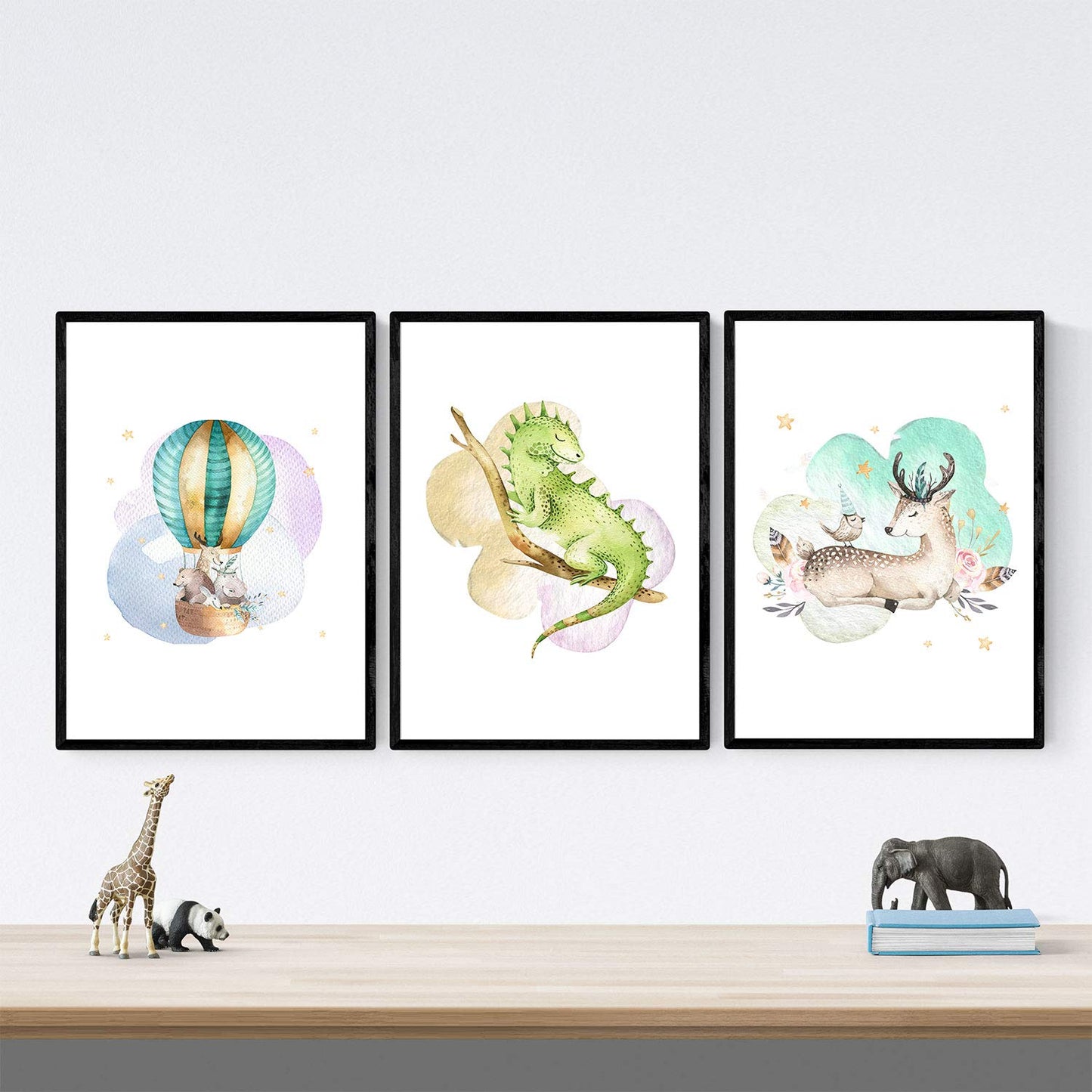 Pack de Tres láminas con Ilustraciones de Animales. Ciervo camaleon y Globo.-Artwork-Nacnic-Nacnic Estudio SL