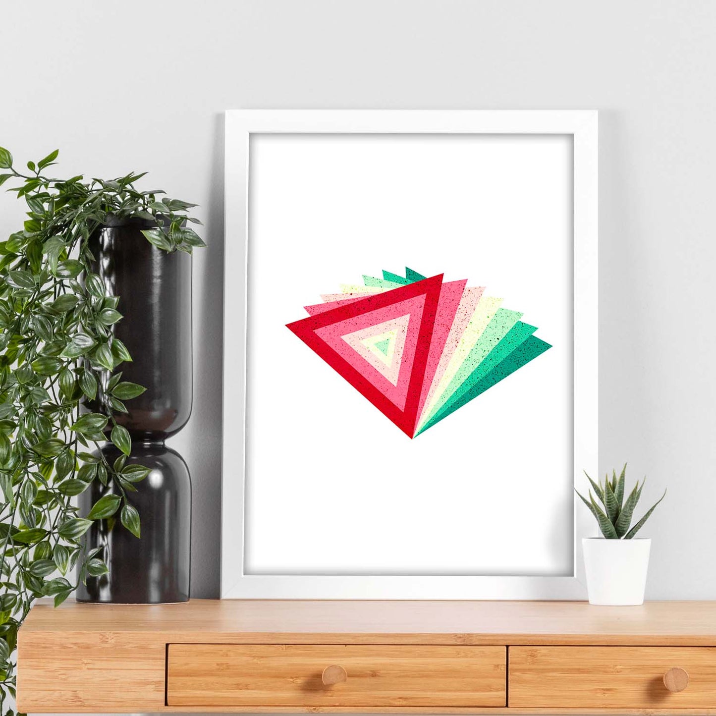 Poster con dibújo de geometría colorida. Lámina Pirámide rojo verde, ilustrada con con formas y figuras llenas de color.-Artwork-Nacnic-Nacnic Estudio SL