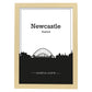 Poster con mapa de Newcastle - Inglaterra. Láminas con Skyline de ciudades de Inglaterra e Irlanda con sombra negra.-Artwork-Nacnic-A4-Marco Madera clara-Nacnic Estudio SL