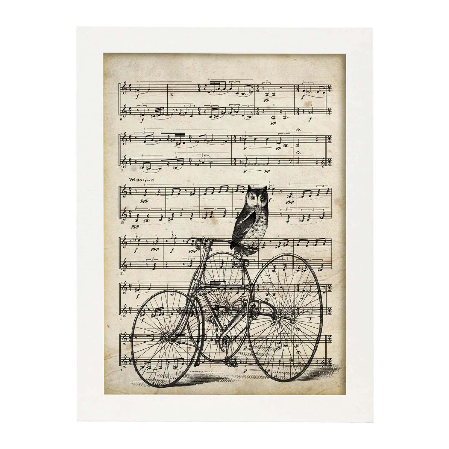 Poster de Buho en bicicleta sobre partitura. Láminas de imágenes con partituras. Diseño de música para el hogar.-Artwork-Nacnic-Nacnic Estudio SL