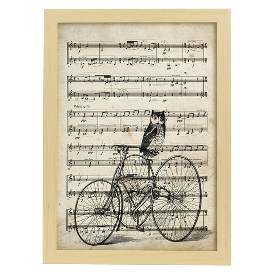 Poster de Buho en bicicleta sobre partitura. Láminas de imágenes con partituras. Diseño de música para el hogar.-Artwork-Nacnic-A4-Marco Madera clara-Nacnic Estudio SL