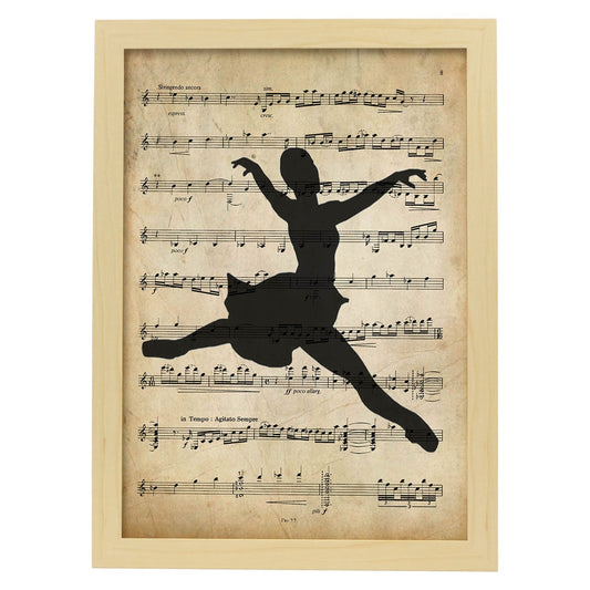 Poster de Chica bailando ballet sobre partitura. Láminas de imágenes con partituras. Diseño de música para el hogar.-Artwork-Nacnic-A4-Marco Madera clara-Nacnic Estudio SL