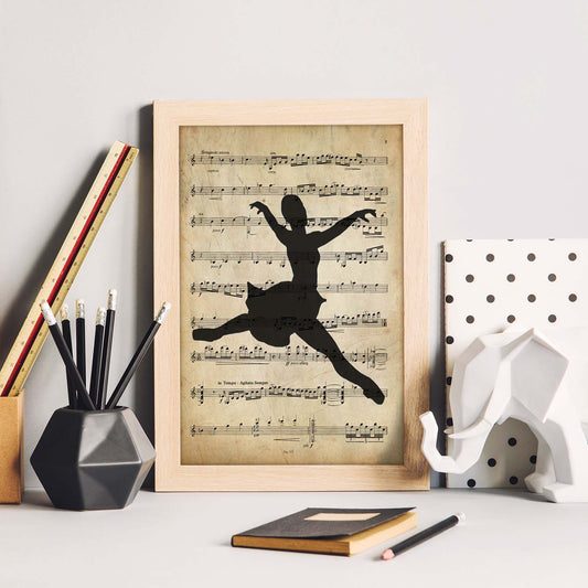 Poster de Chica bailando ballet sobre partitura. Láminas de imágenes con partituras. Diseño de música para el hogar.-Artwork-Nacnic-Nacnic Estudio SL