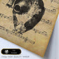 Poster de Corazon anatomico sobre partitura. Láminas de imágenes con partituras. Diseño de música para el hogar.-Artwork-Nacnic-Nacnic Estudio SL