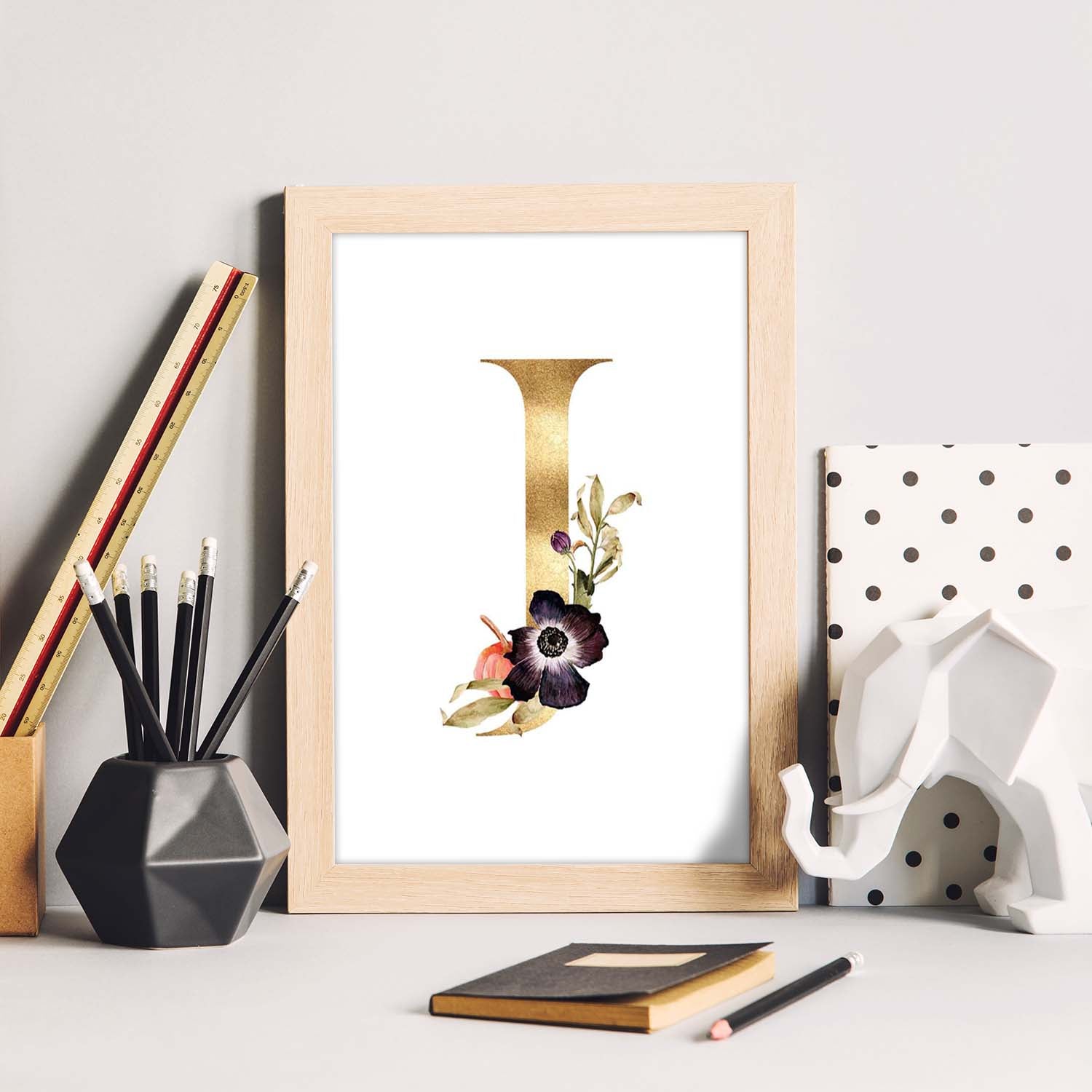 Poster de letra J. Lámina estilo Dorado Floral con imágenes del alfabeto.-Artwork-Nacnic-Nacnic Estudio SL