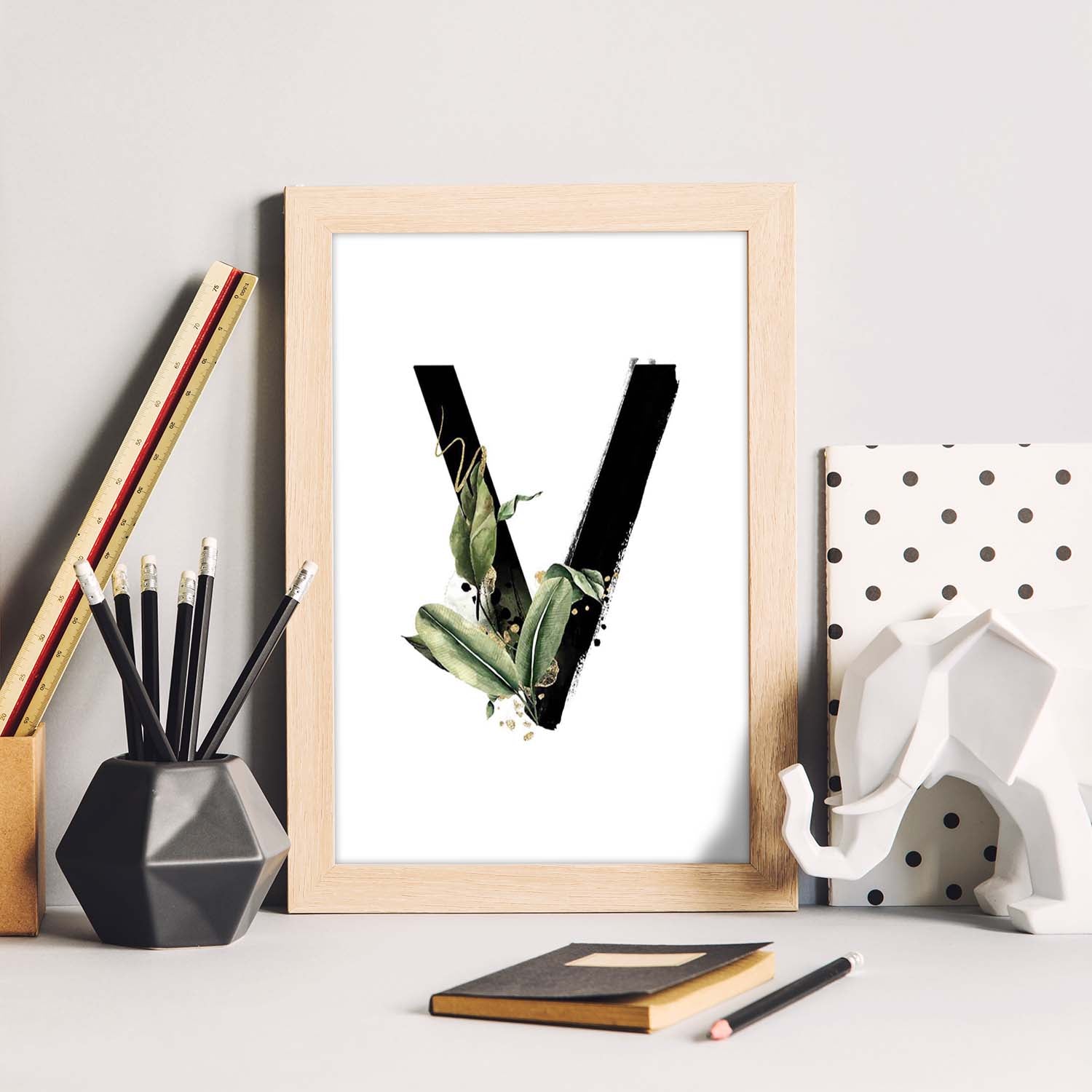 Poster de letra V. Lámina estilo Jungla Negra con imágenes del alfabeto.-Artwork-Nacnic-Nacnic Estudio SL