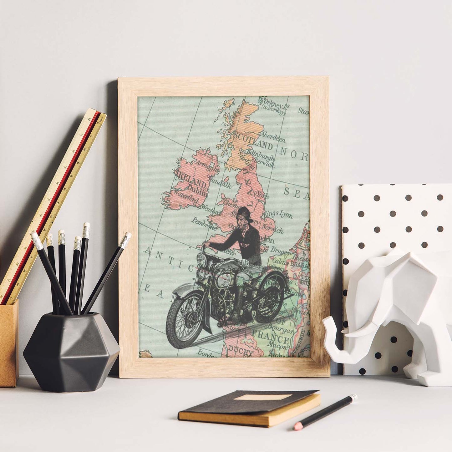 Poster de Moto en Inglaterra. Láminas de mapas del mundo. Decoración con mapas e imágenes vintage.-Artwork-Nacnic-Nacnic Estudio SL