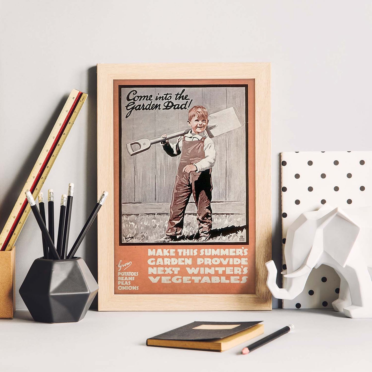 Poster vintage de Niño con pala. con imágenes vintage y de publicidad antigua.-Artwork-Nacnic-Nacnic Estudio SL