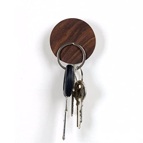 llave de la casa con un llavero en una casa acogedora con un diseño de  decoración