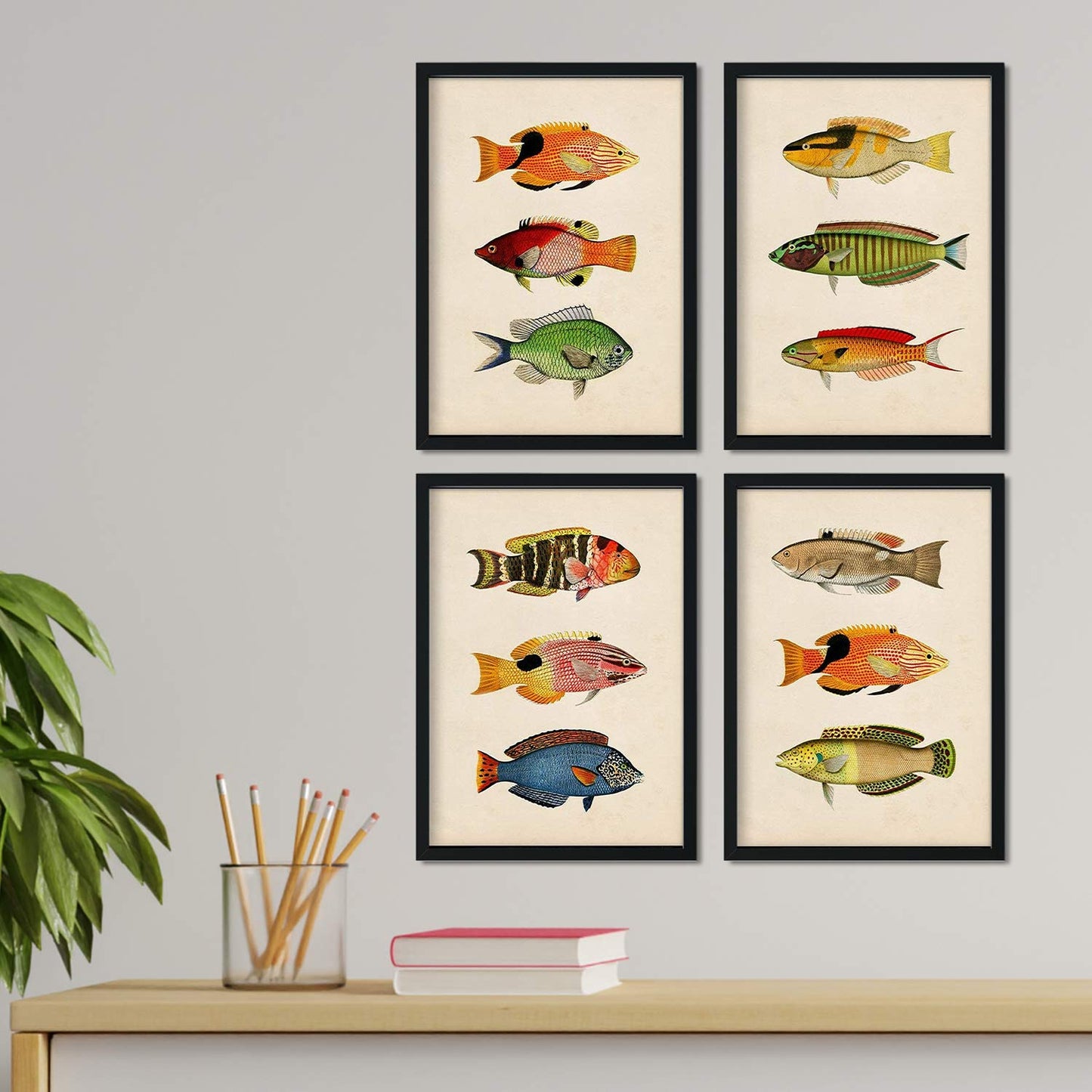 Set de 4 láminas de peces coloridos efecto vintage. Composicion de 12 peces diferentes en , fondo papel antiguo vintage-Artwork-Nacnic-Nacnic Estudio SL