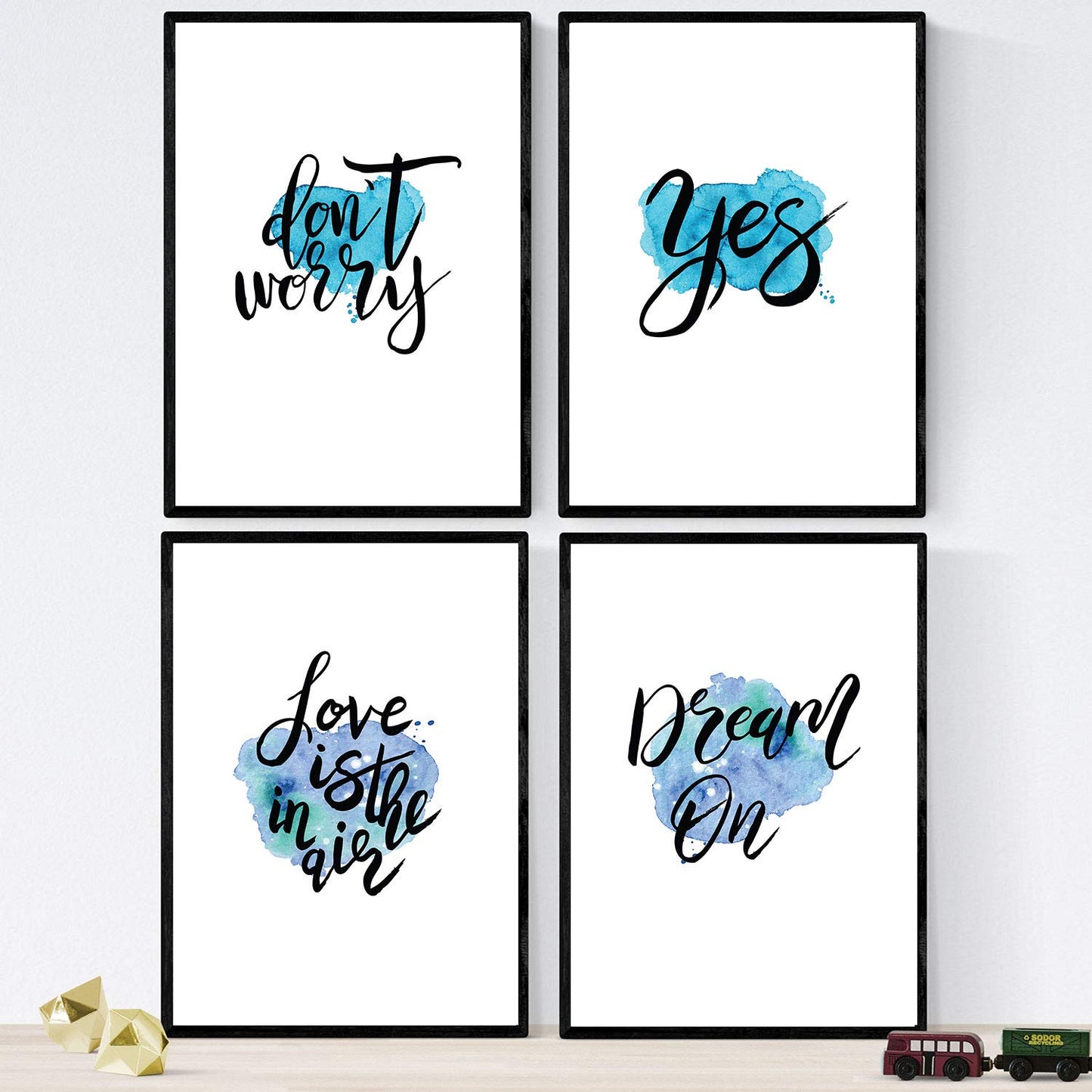 Set de láminas con mensajes felices y coloridos. Pack de posters 'Love Is In The Air'.-Artwork-Nacnic-Nacnic Estudio SL